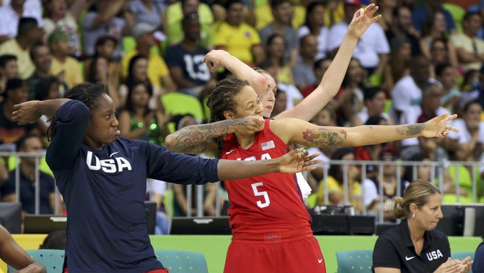 Seleção americana de basquete brincando no banco de reservas (Foto: REUTERS/Shannon Stapleton)