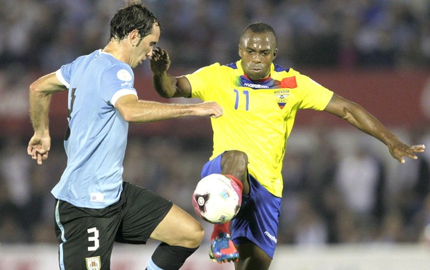 Godin e Benitez, Uruguai e Equador (Foto: Agência Reuters)