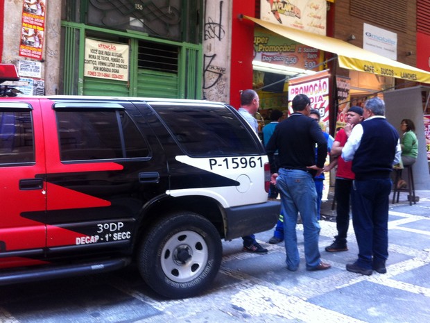 Gerente de lanchonete é levado para delegacia após flagrante de furto de água no Centro de São Paulo (Foto: Isabela Leite/G1)