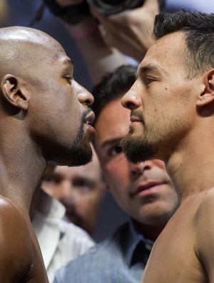 Floyd Mayweather e Robert Guerrero pesagem (Foto: Reuters)