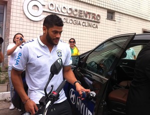 Hulk Brasil deixa a clínica (Foto: Gioras Xerez / G1)
