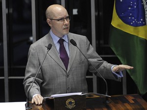 O senador Demóstenes Torres (sem partido-GO), durante discurso na tribuna do Senado nesta segunda (9) (Foto: Fábio Rodrigues Pozzebom/ABr)