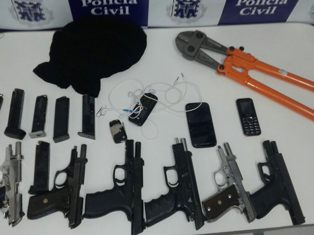 Armas e munições foram apreendidas com grupo na Bahia (Foto: Blog do Sigi Vilares)