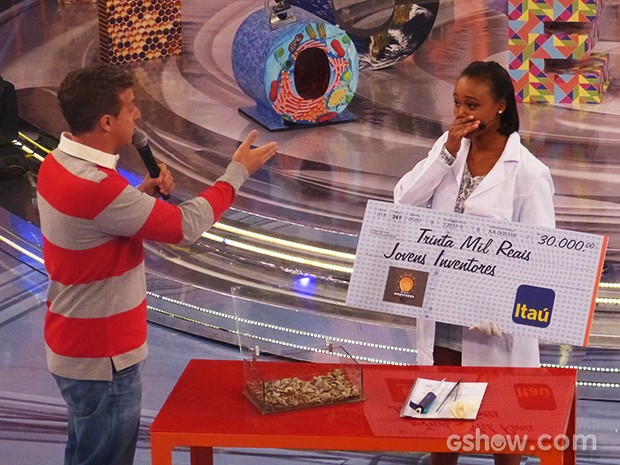 Nayrob se emociona ao ganhar R$30 mil no quadro Jovens Inventores (Foto: TV Globo / Caldeirão do Huck)