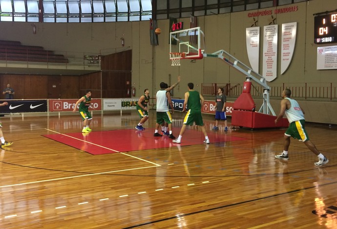 Seleção masculina de basquete fez o último treino antes de viajar (Foto: Guilherme Costa)