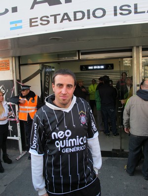 Hernán, torcedor do All Boys com a camisa do Corinthians (Foto: Alexandre Lozetti)