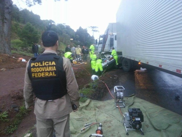 Acidente na manhã desta sexta (30) deixou dois mortos e dois feridos na BR-116 (Foto: PRF/Divulgação)