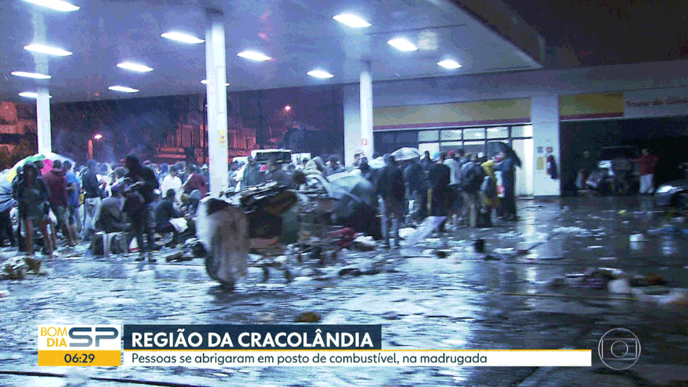 Usuários de drogas ocupam posto no Centro de SP (Foto: Reprodução/TV Globo)