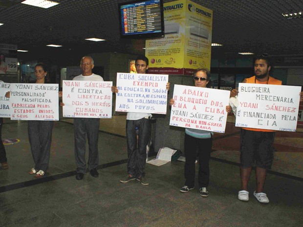 Yoani Sanchéz; bahia; manifestação aeroporto de salvador (Foto: Egi Santana / G1)