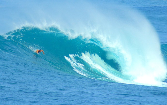 Henrique em uma das mais tradicionais ondas do big surf mundial, a imponente Waymea, no Havai (Foto: Ricardo Taveira / Divulgação)