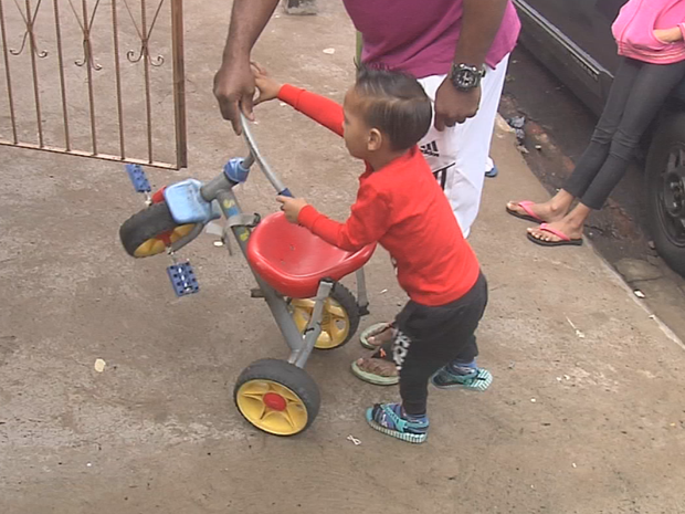 Menino tem uma perna menor que a outra (Foto: Reprodução/TV TEM)