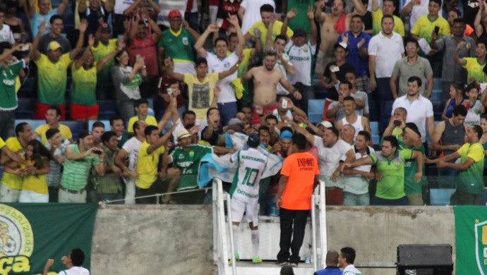 Raphael Luz comemora gol com a torcida (Foto: Christian Guimarães)