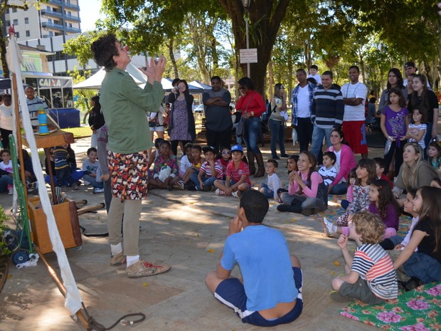 Palhaços divertem as crianças no Centro de Caxambu (Foto: Samantha Silva / G1)