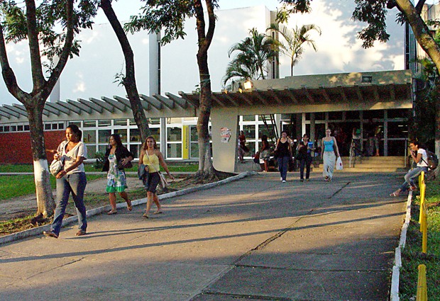 Estudantes em frente à Faculdade de Letras da UFRJ (Foto: Divulgação)