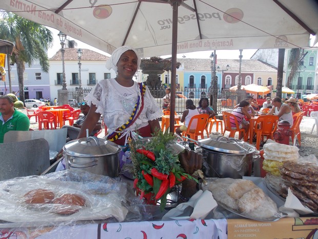 Pina Santos trabalha desde cedo ao lado da mãe, também baiana de acarajé. (Foto: Denise Paixão/G1)