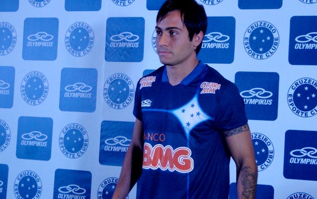 Martinuccio mostra a terceira camisa do Cruzeiro (Foto: Marco Antônio Astoni / Globoesporte.com)
