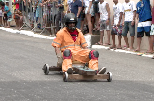 Competidores se divertiram numa rua do Bairro da Penha (Foto: Reprodução/TV Gazeta)