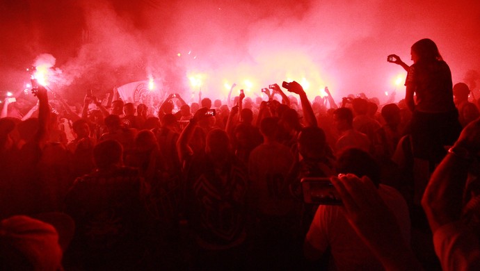 Tradicional no Independência, atleticanos levaram a "rua de fogo" para a porta da sede do Atlético-MG (Foto: Bruno Cantini/CAM)