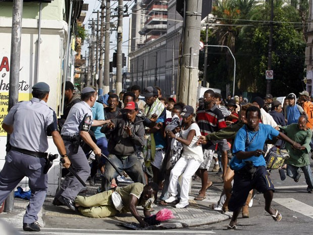 Policiais ocupam Rua Helvétia, que foi tomada por viciados (Foto: Nilton Fukuda/Agência Estado)