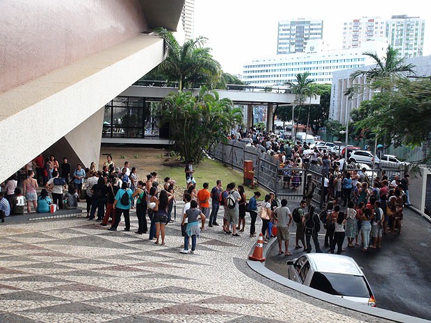 Fila no TCA para compra de ingressos a R$ 1, Salvador, Bahia (Foto: Gabriel Gonçalves/ G1)