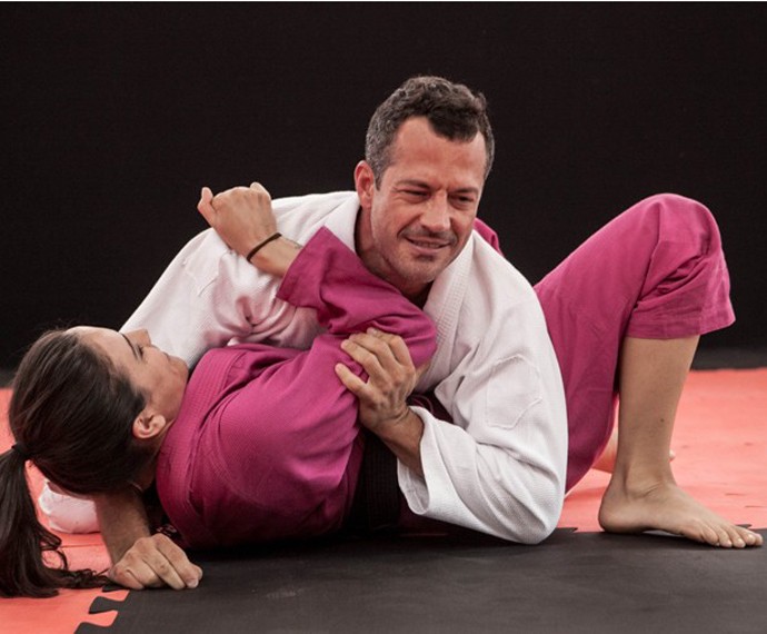 Malvino e Kyra treinam Jiu-Jitsu durante gravação do Estrelas (Foto: Inácio Moraes / Gshow)