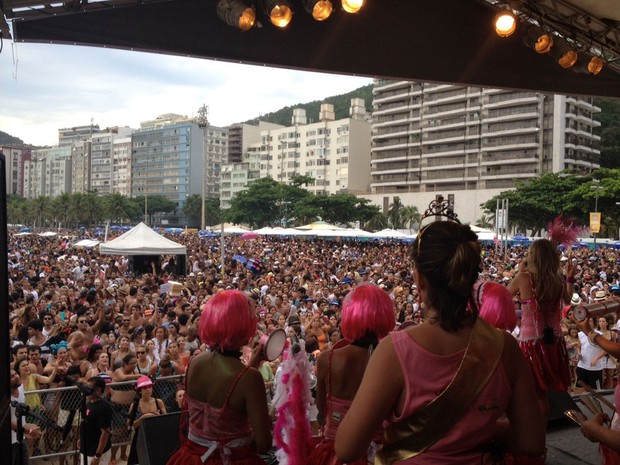 Bloco Mulheres de Chico atrai multidão à Praia do Leme na tarde deste sábado (16)' (Foto: Marcelo Elizardo/G1)
