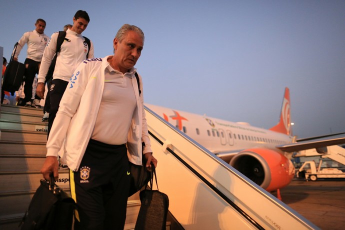 Tite Matheus Bachi chegada seleção brasileira Peru (Foto: Lucas Figueiredo/CBF)