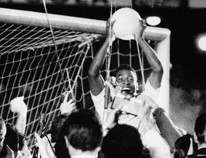 Pelé comemora mil gols (Foto: Reprodução / Twitter)