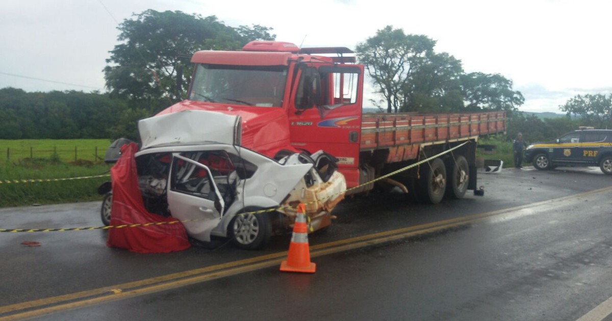 G1 Motorista De Carro Morre Após Bater Com Caminhão Na Br 365 Em Mg