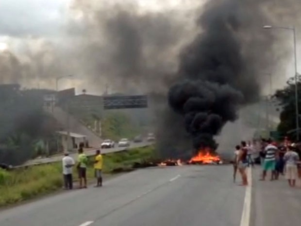 Moradores fecharam os dois sentidos da BR-408 na entrada de São Lourenço da Mata com pneus e entulhos queimados. Protesto bloqueia trânsito desde as 7h30 (Foto: Reprodução / WhatsApp)