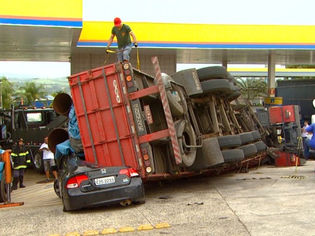 G Caminh O Tomba E Atinge Carro Em Posto De Combust Veis Em Campinas