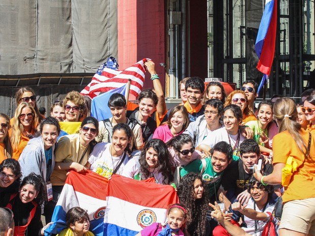 Grupos de jovens passeiam pela Avenida Paulista antes da JMJ Jovens-sp-jmj