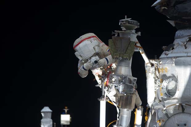 O astronaura russo Gennady Padalka, comandante da tripulação, aparece usando o mesmo equipamento Gennady Padalka (Foto: NASA: 2Explore/ Flickr)