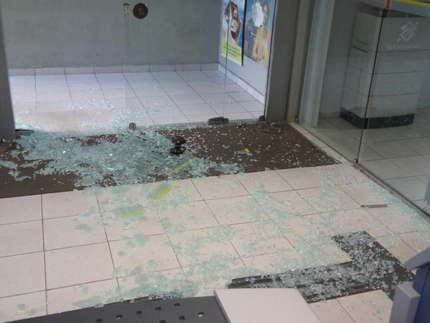 Agência bancária alvo de criminosos em Tupanatinga (Foto: Divulgação/ Polícia Militar)