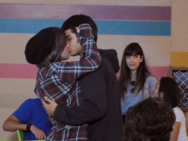 Lia beija Gil na hora do recreio, em frente de todo o colégio (Foto: Malhação / Tv Globo)