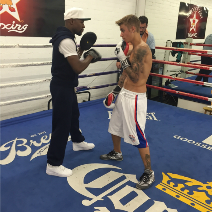 Floyd Mayweather ensina boxe a Justin Bieber: "Treinando com o campeão" (Foto: Reprodução)