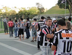 Victor e a fila de torcedores na Cidade do Galo (Foto: Rafael Araújo)