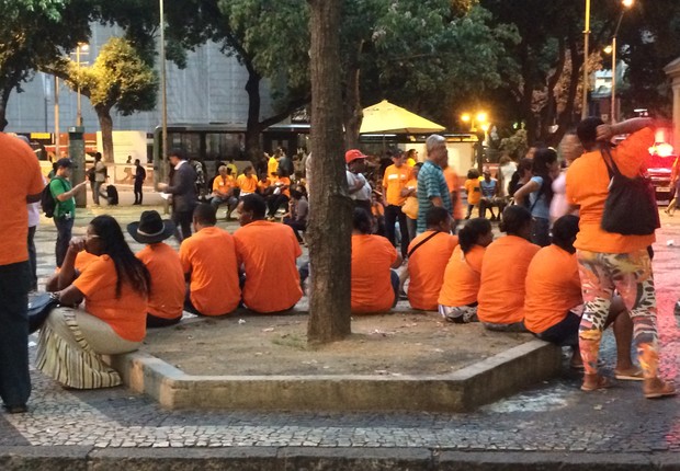 Manifestantes no centro da Cinelândia, no Rio de Janeiro, nos protestos em defesa da Petrobras nesta sexta-feira (13) (Foto: Raphael Gomide/ÉPOCA)