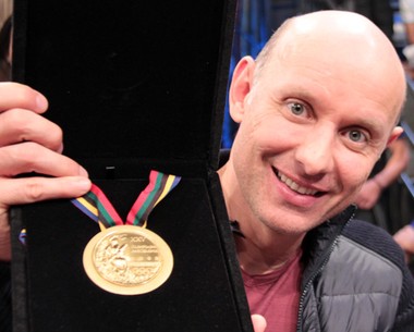 Tande conta que descobriu que estava ficando careca no pódio (TV Globo/Altas Horas)