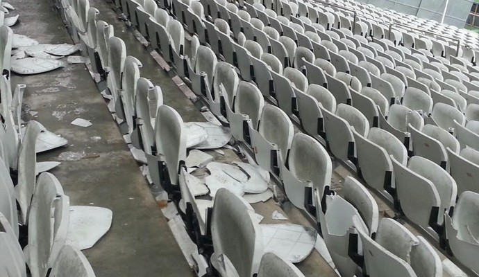 arena corinthians cadeiras quebradas (Foto: GloboEsporte.com)