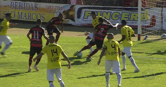 Confronto entre Águia Negra e Cene pelo 1º jogo da final do estadual 2014 (Foto: Reprodução/TV Morena)