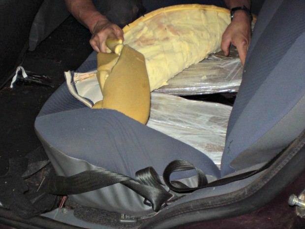 Droga estava escondida no forro dos bancos do carro (Foto: Divulgação/DOF)