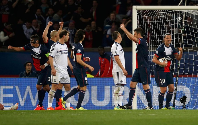 Ibrahimovic gol PSG x Chelsea (Foto: Reuters)