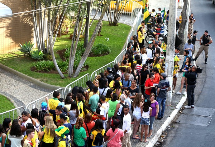 torcida aguardando a Seleção em BH (Foto: André Durão / Globoesporte.com)
