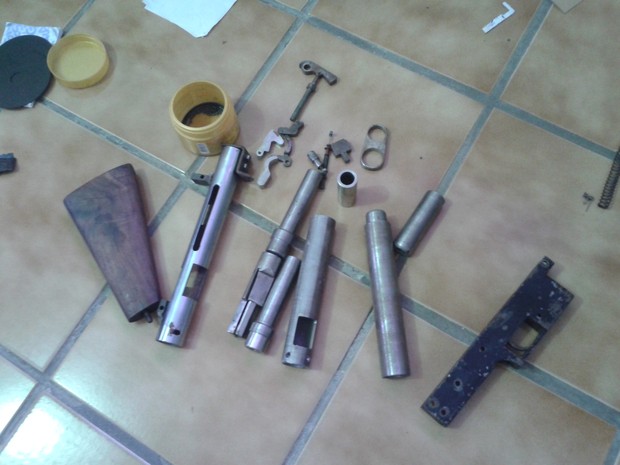 Armas caseiras estavam sendo fabricadas em uma casa no loteamento Nova República, em Natal (Foto: Divulgação/ PM)