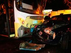 Batida entre ônibus e carro deixa três  feridos em Teixeira de Freitas, na BA