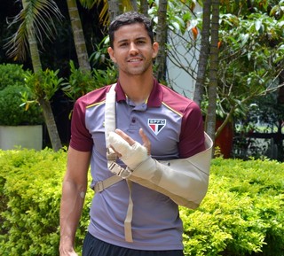 Renan Ribeiro após cirurgia no dedo da mão esquerda (Foto: Érico Leonan / saopaulofc.net)