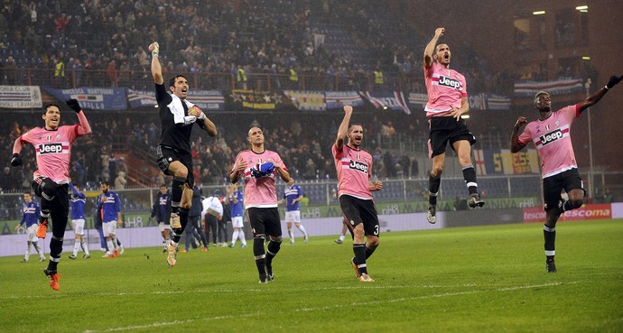 Jogadores do Juventus comemoram após vitória sobre a Sampdoria (Foto: Reuters)