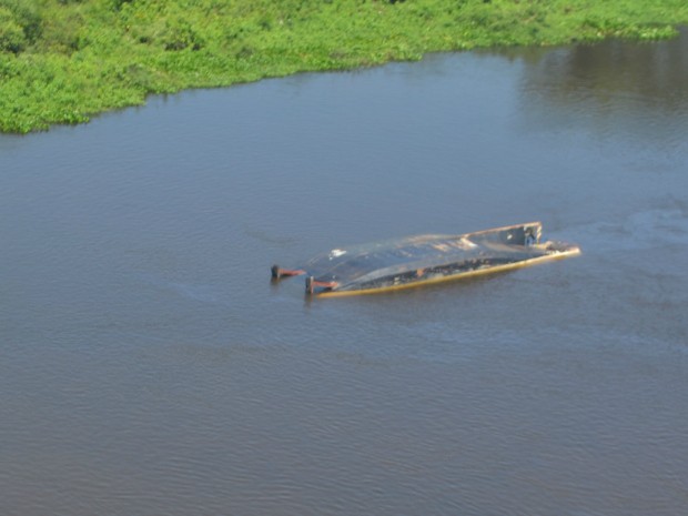 Embarcação afundou no rio Paraguai, na região de Corumbá (Foto: Divulgação/ 6º Distrito Naval/ Marinha do Brasil)