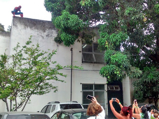 Homem Aranha descendo do telhado do hospital foi um dos pontos altos da comemoração (Foto: Cláudia Ferreira/G1)